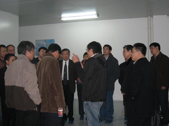 車間里，向電焊機(jī)協(xié)會(huì)參會(huì)代表講解斯達(dá)半導(dǎo)體整體運(yùn)行情況